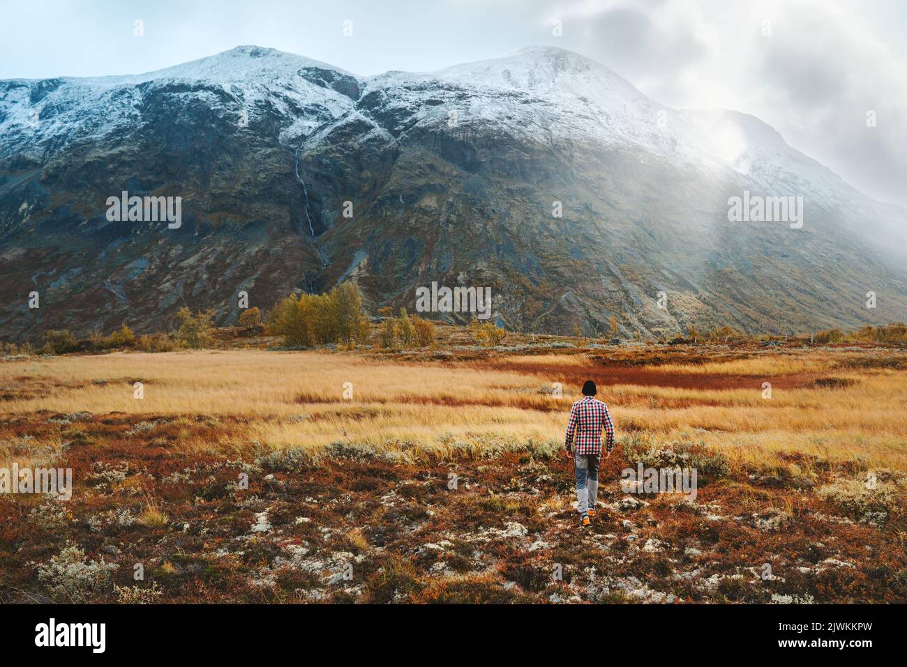 Herbst Reise Outdoor Mann Wandern in Norwegen Berge gesunde Lebensweise Abenteuer Urlaub skandinavische Natur Tourist erkunden solo Jotunheimen Park Stockfoto
