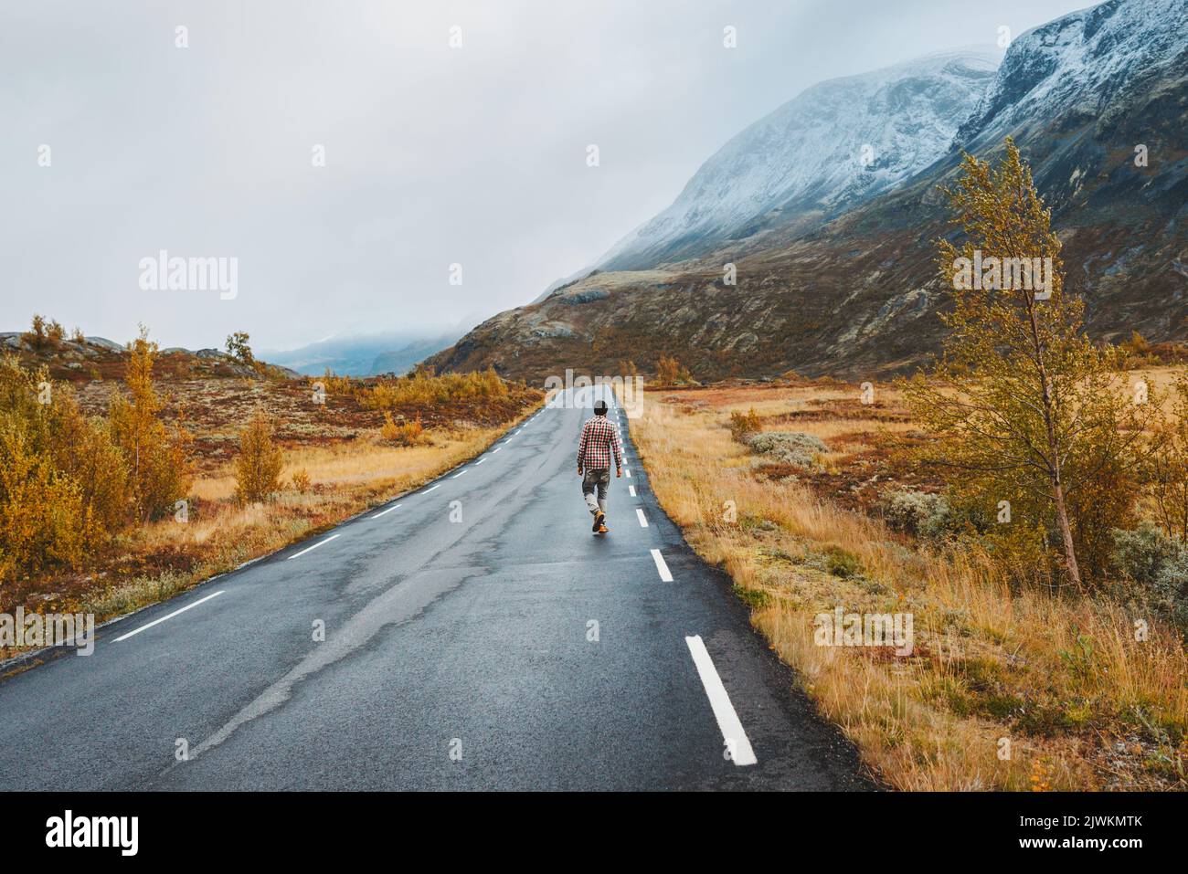 Mann, der alleine in Norwegen unterwegs ist, unterwegs im Freien, herbstliche Berge, Aussicht, Urlaub, gesunder Lebensstil, Abenteuer, Ausflug, Kurzurlaub Stockfoto