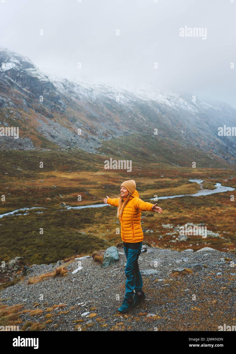Glückliche Frau Touristen reisen in Norwegen Herbst Saison Abenteuer Urlaub gesunde Lebensweise im Freien erkunden Jotunheimen Park Stockfoto