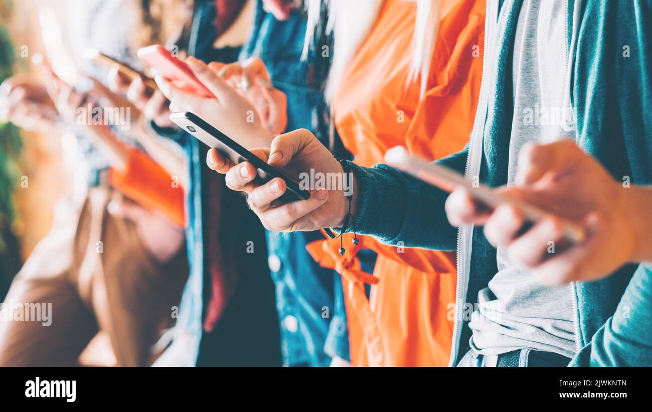 Sucht nach sozialen Netzwerken der millennials Stockfoto