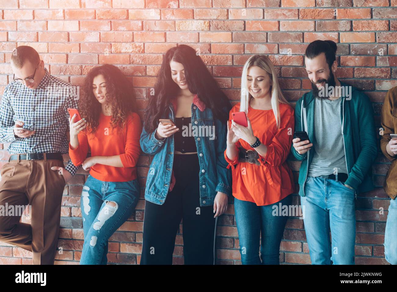 Millennial Generation Freizeit moderne Smartphones Stockfoto