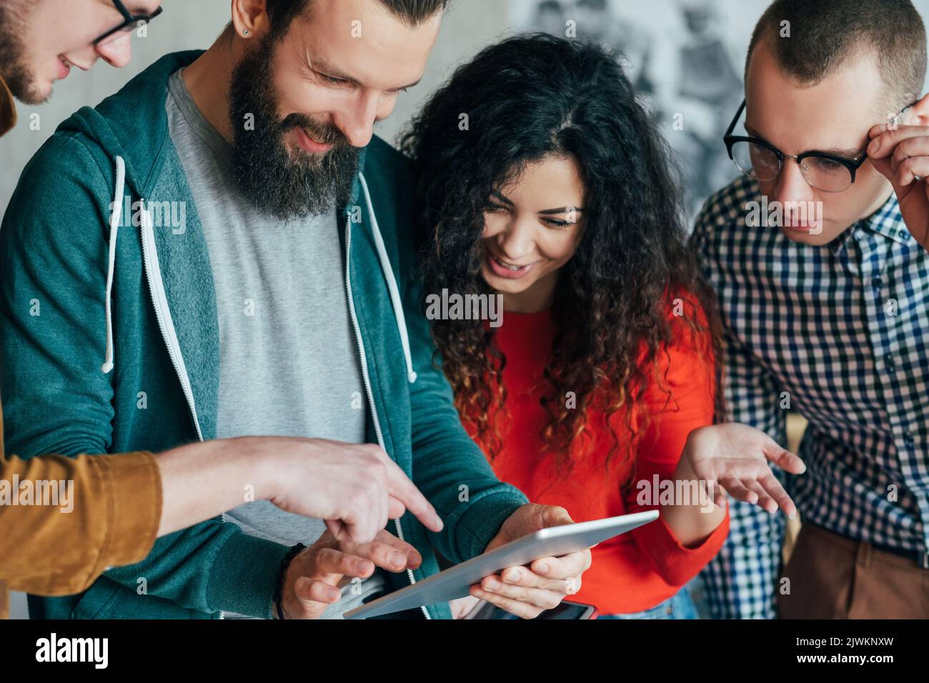 Projekterfolg Millennials Tablet vielfältiges Team Stockfoto