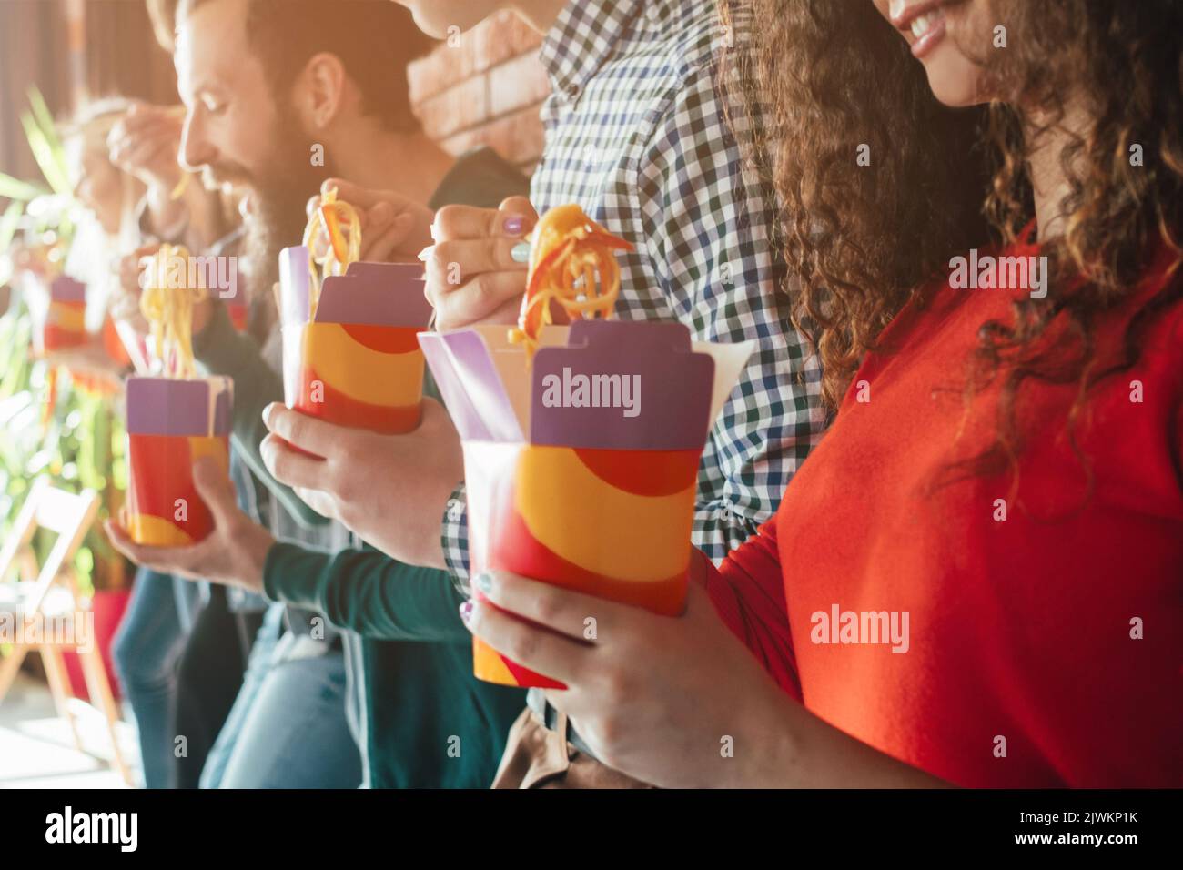 millennials essen Gewohnheit nehmen Lebensmittel ungesund Stockfoto