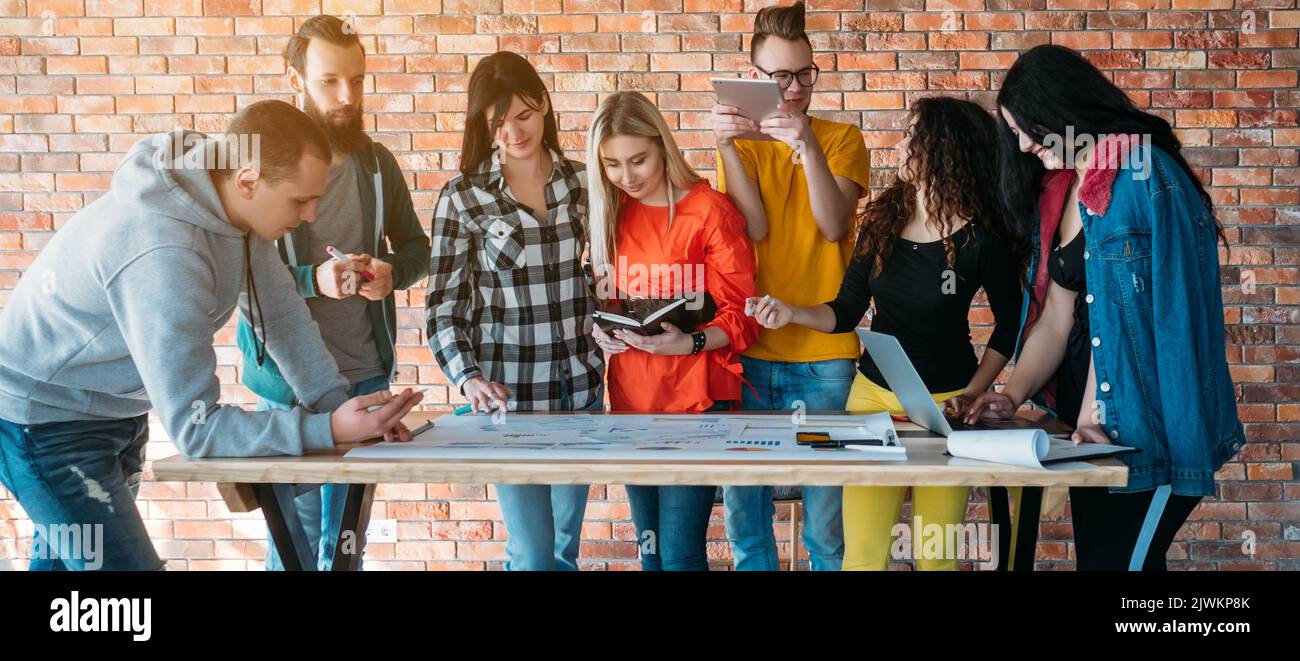 millennials projizieren moderne Openspace-Umgebung Stockfoto