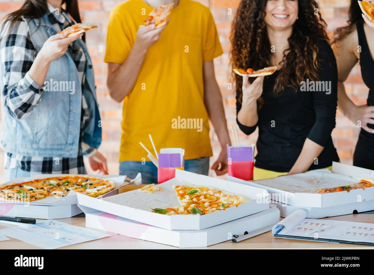 millennials Routine ungesunde Junk Food Gewohnheit Stockfoto