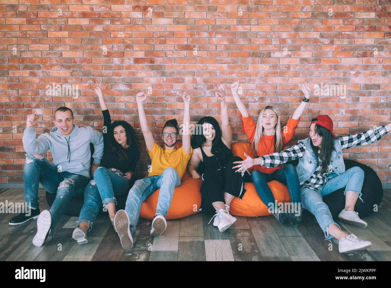 ja, die begeisterten Millennials geben die Zustimmung zur Unterstützung weiter Stockfoto