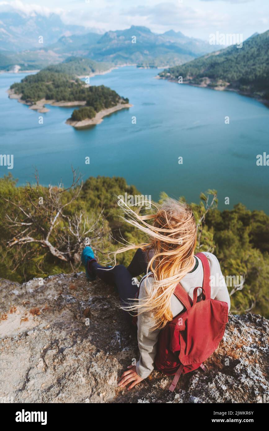 Weibliche Reisende mit Rucksack genießen Karacaoren Seeblick Reise Wandern im Freien in der Türkei aktiv gesund Lifestyle Urlaub Tour Öko-Tourismus Stockfoto
