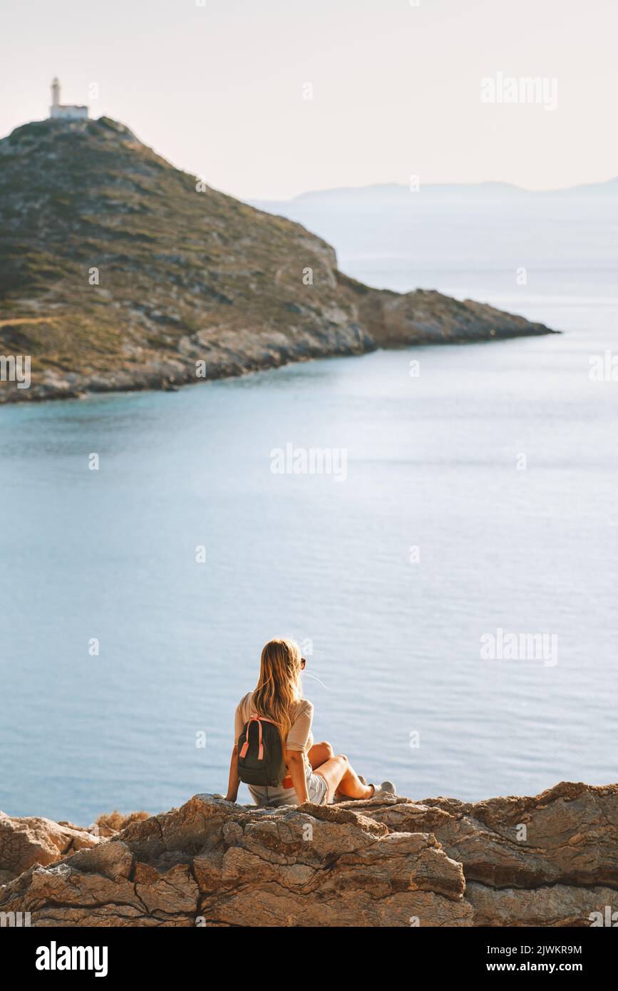 Frau, die solo gesund Lebensstil aktiv Sommerferien Outdoor-Mädchen mit Rucksack Blick auf Meer Stockfoto
