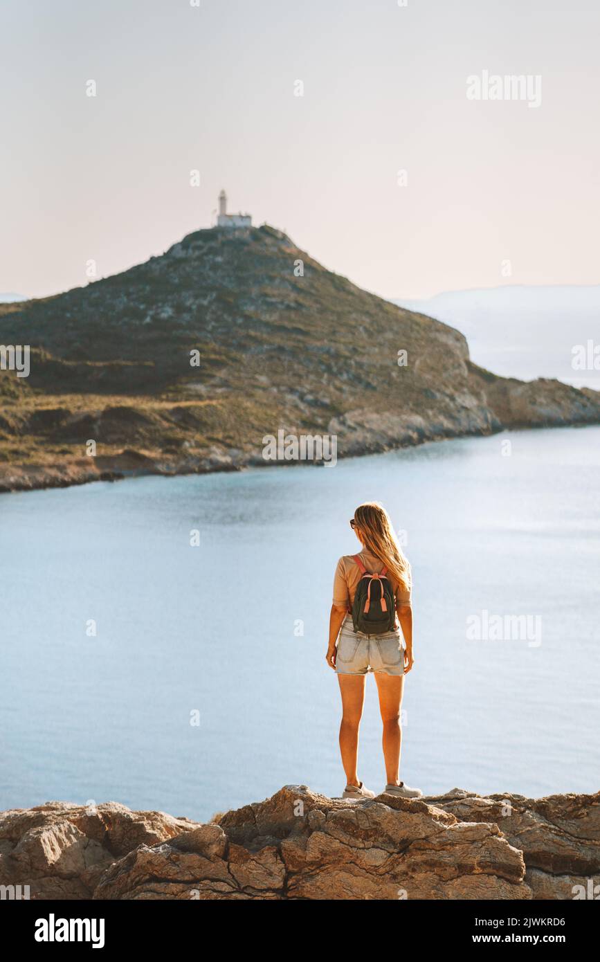 Frau Tourist Sightseeing Knidos Leuchtturm Meerblick Reise in der Türkei gesunde Lebensweise aktive Sommerferien Outdoor Mädchen Backpacker allein zu Fuß Stockfoto