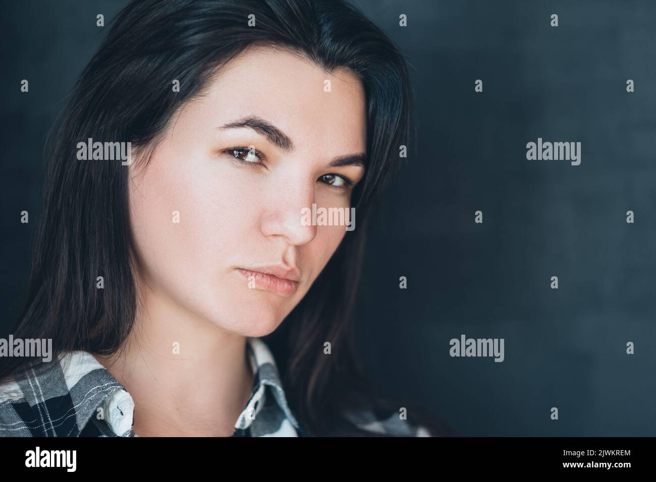 Nachdenkliche junge Frau Entscheidung Meinung ernst Stockfoto