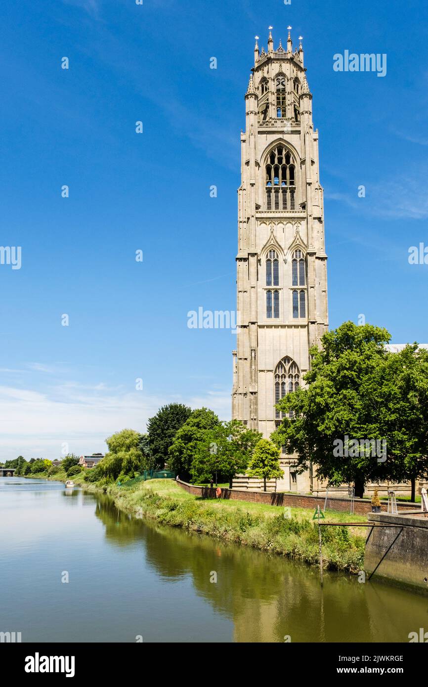 Die Boston Stump oder St. Botolph's Kirche neben dem Fluss Witham. Boston, Lincolnshire, East Midlands, England, Großbritannien, Großbritannien, Europa Stockfoto