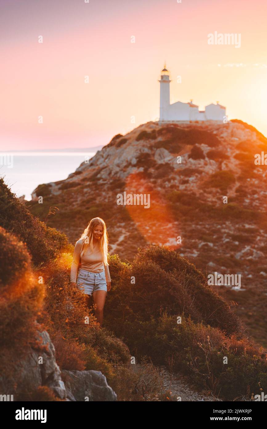 Frau, die alleine unterwegs ist, Outdoor-Reise gesunder Lebensstil aktiver Sommerurlaub Knidos Leuchtturm Sonnenuntergang in der Türkei Stockfoto