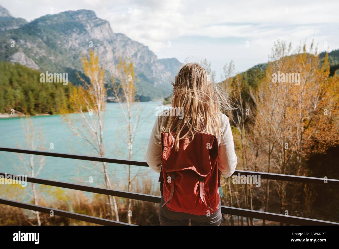Frau allein unterwegs Herbst See und Berge Blick im Freien in der Türkei aktiv gesunden Lebensstil Urlaub Harmonie mit der Natur Stockfoto