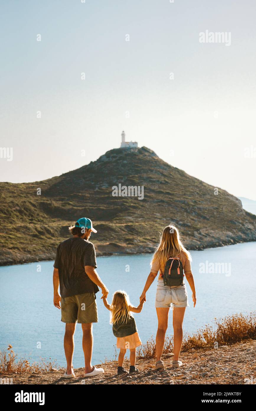 Familie gemeinsam spazieren Eltern mit Kind aktive Sommerferien im Freien Leuchtturm Blick auf gesunde Lebensweise Mutter und Vater mit Baby auf Reisen Stockfoto