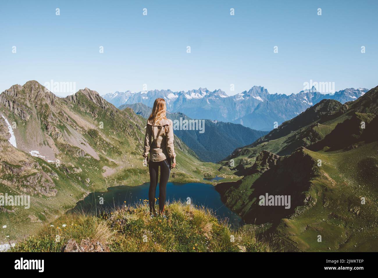 Frau mit Blick auf den Bergsee Reise Abenteuer Wandern Outdoor aktiv gesund Lebensstil Sommerferien weibliche Alleinreisende Stockfoto
