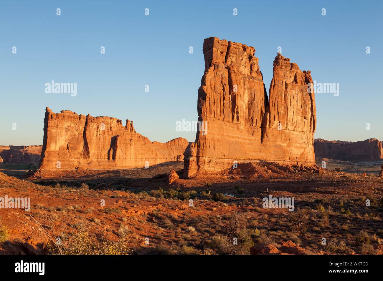 Die Orgel (rechts) und der Turm von Babel (links), Sandsteinmonolithen in den Courthouse Towers, Arches National Park, Moab, Utah. Stockfoto