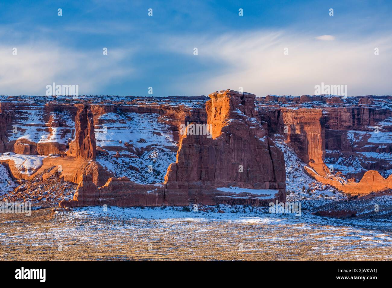 Turm von Babel, ein Monolith in den Gerichtsgebäude-Türmen, von Norden aus gesehen, mit Schnee im Winter. Arches National Park, Moab, Utah. Stockfoto