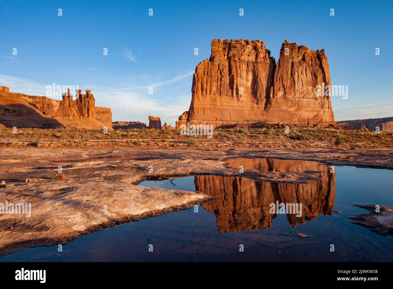 Die Orgel spiegelte sich in einem ephemeren Regenwasserbecken im Arches National Park, Moab, Utah. Abschnitt „Courthouse Towers“. Stockfoto