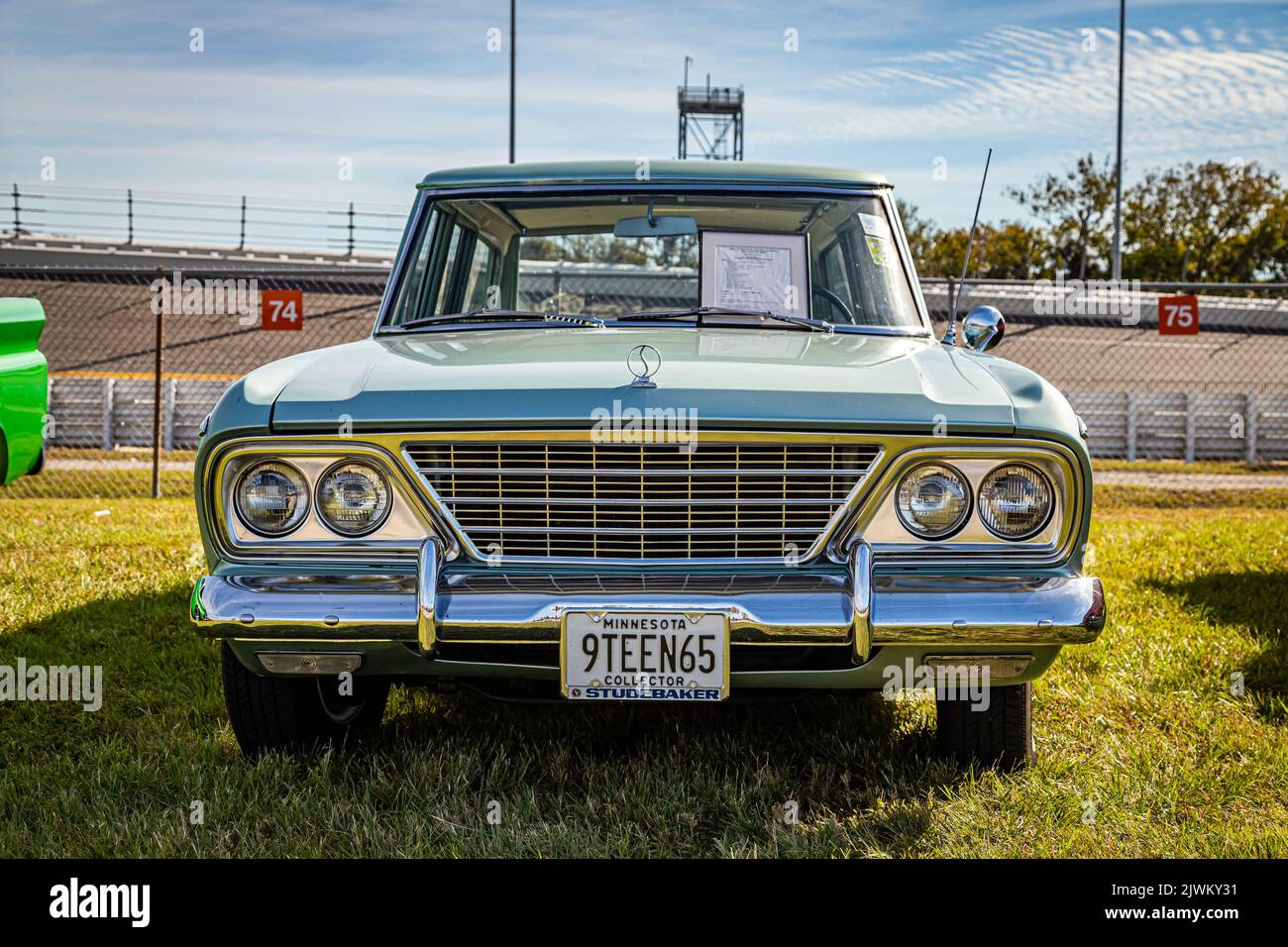 Daona Beach, FL - 24. November 2018: Low-Perspective Vorderansicht eines 1965 Studebaker Daona Wagonaire Station Wagon bei einer lokalen Auto-Show. Stockfoto