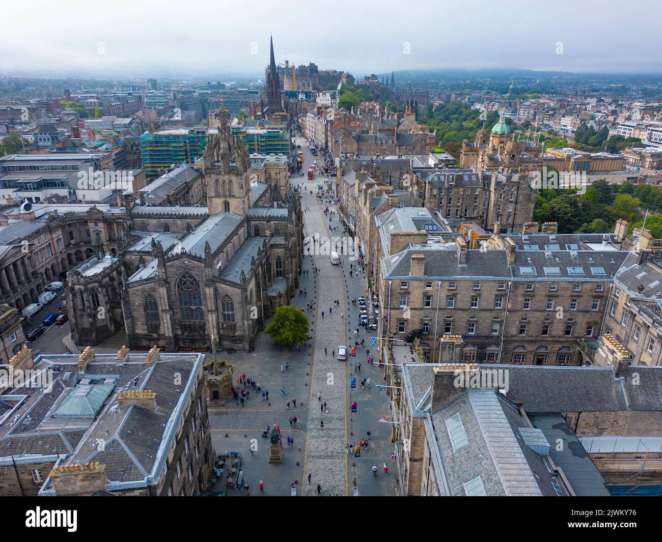 Luftaufnahme entlang der High Street oder Royal Mile in der Altstadt von Edinburgh, Schottland, Großbritannien Stockfoto