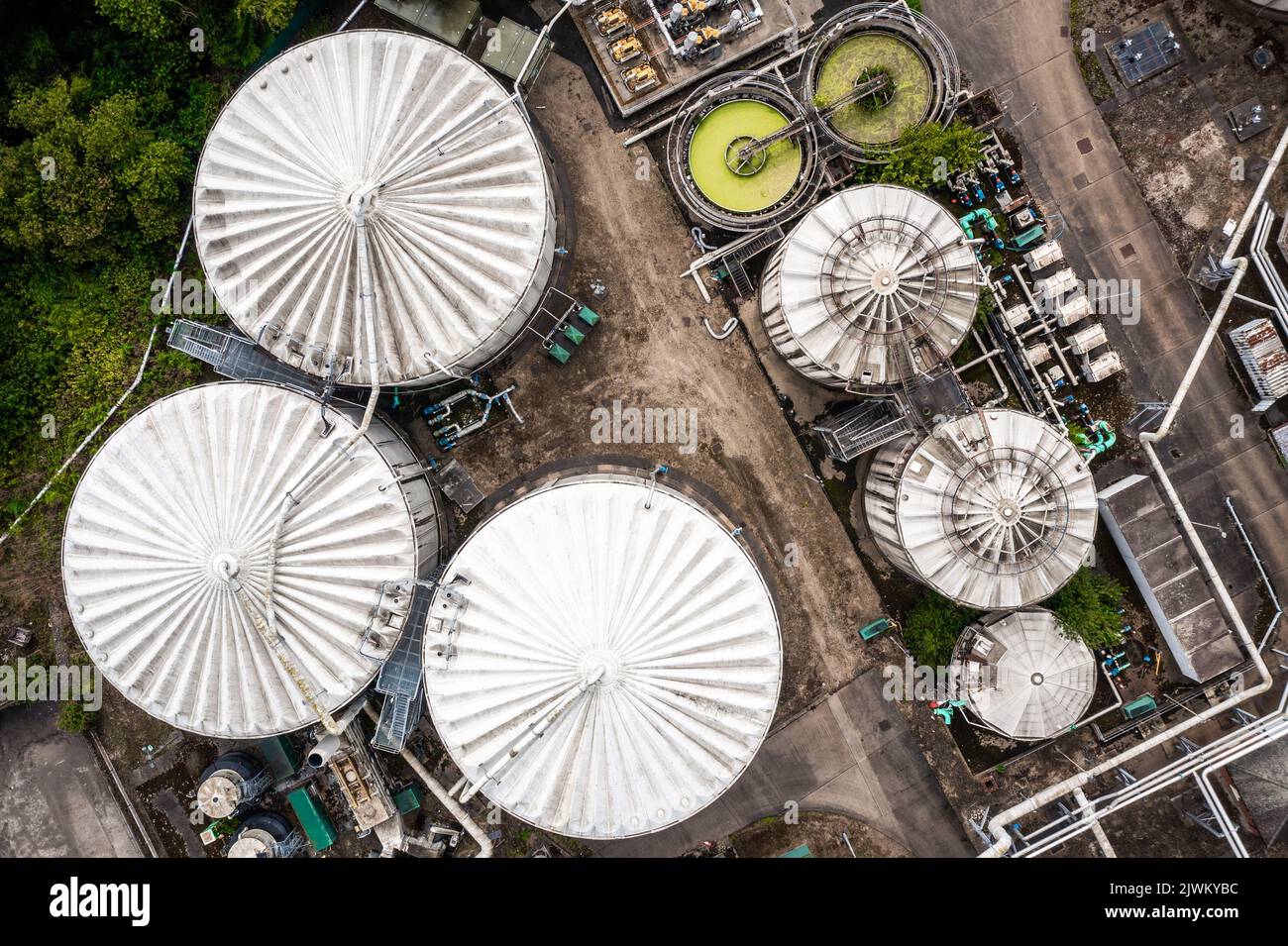 Luftaufnahme direkt über Lagertanks und Silos an einer Öl- oder Gasterminalanlage mit Verbindungsleitungen Stockfoto