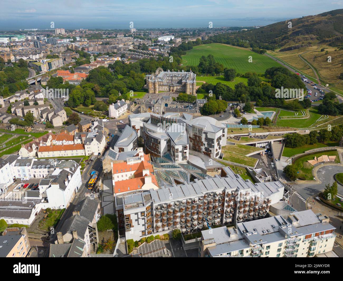 Luftaufnahme des Holyrood-Gebiets von Edinburgh mit schottischen Parlamentsgebäuden, Schottland, Großbritannien Stockfoto