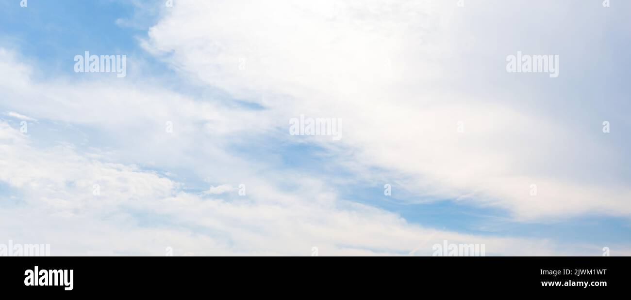 Wolkenverhangenes Himmelspanorama auf einem natürlichen Fotohintergrund bei Tag Stockfoto