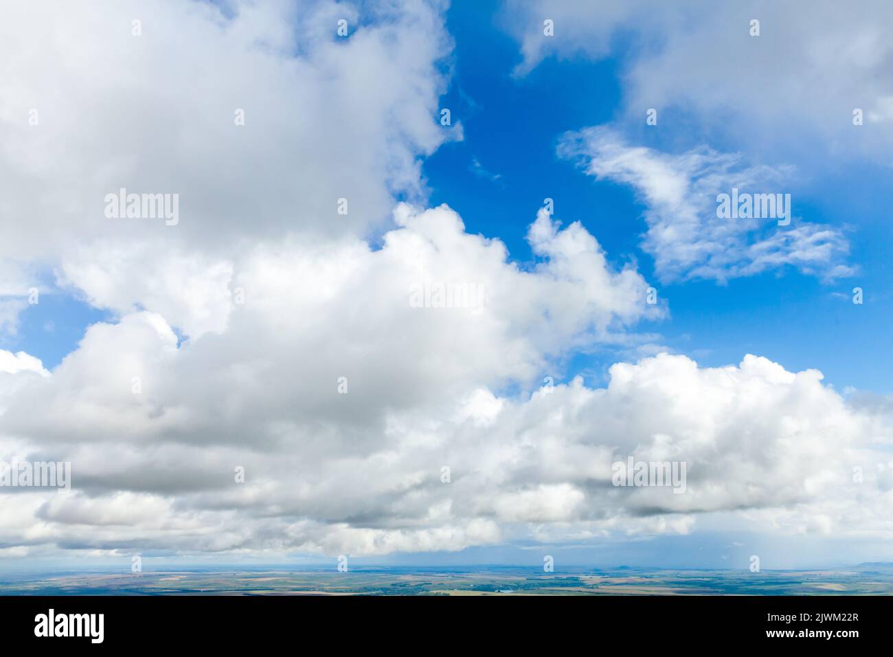 Wolkiger Himmel am Tag. Cumulus und Altocumulus Arten von Wolken. Natürliches Hintergrundfoto Stockfoto
