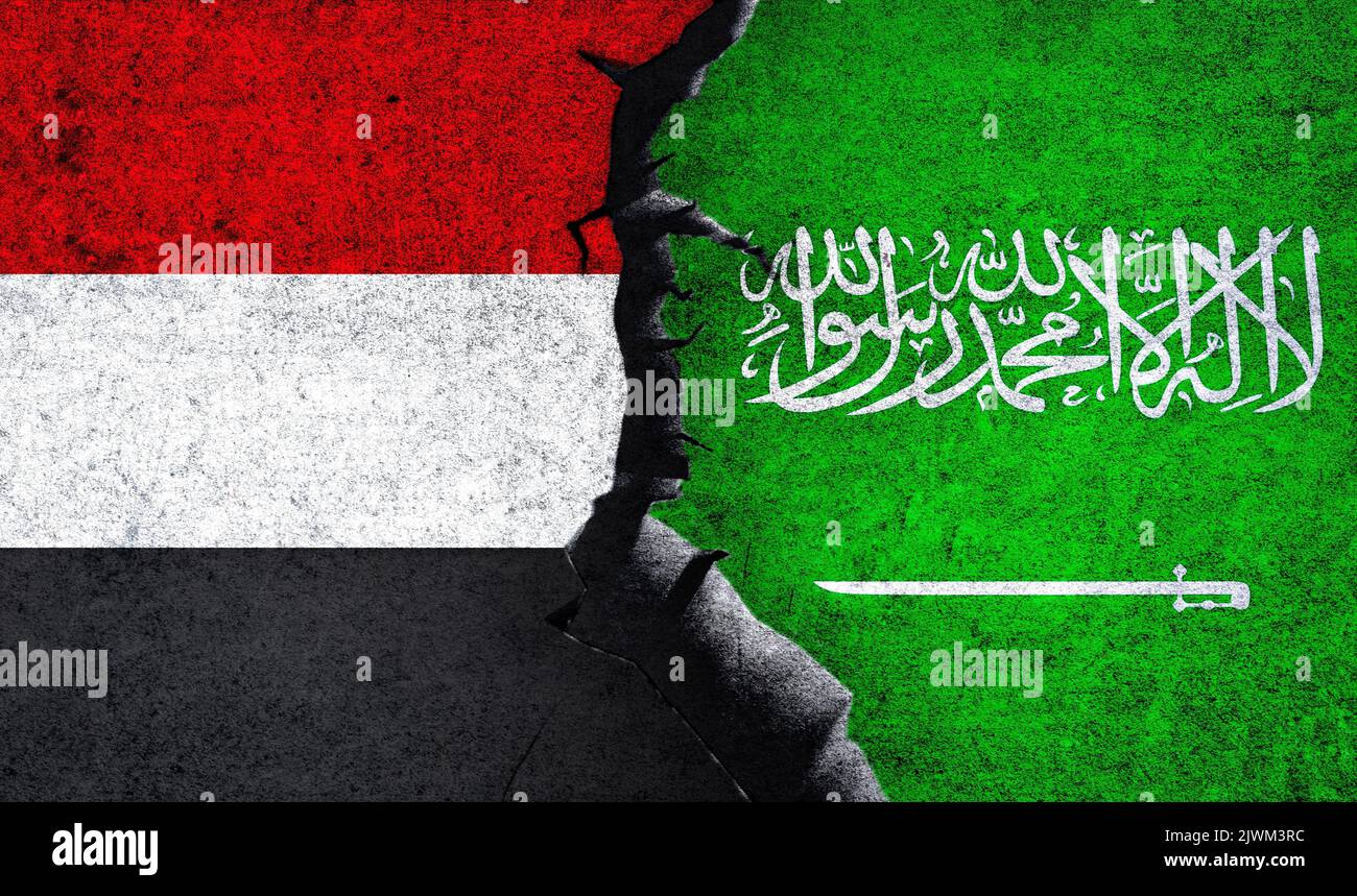 Saudi-Arabien gegen die jemenitische Flagge an einer Wand mit Rissen. Beziehungen Jemen-Saudi-Arabien. Saudi-Arabien Jemen-Konflikt, Kriegskrise, Beziehungskonzept Stockfoto