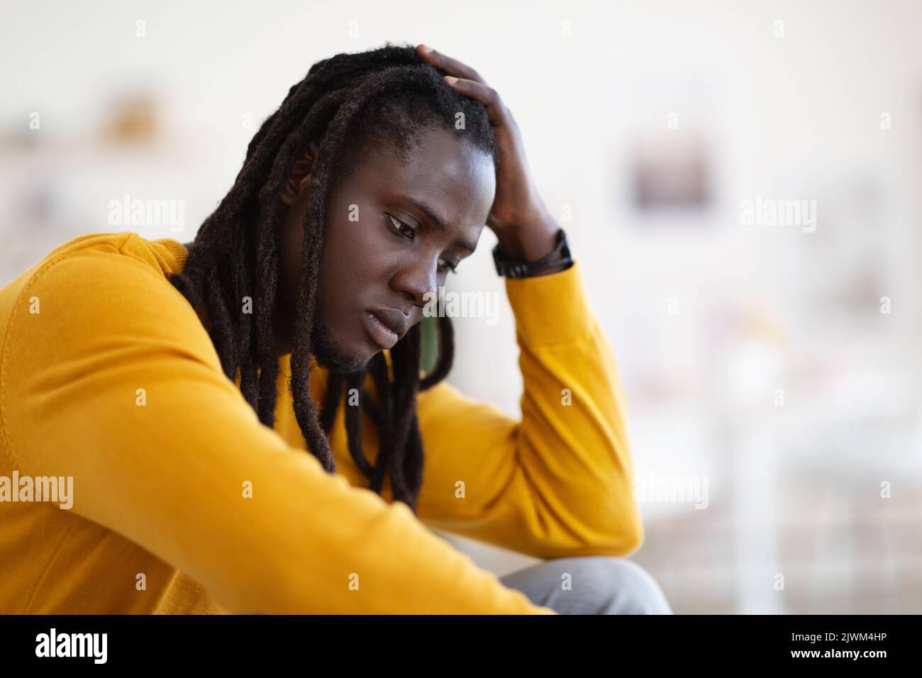 Nahaufnahme Porträt Eines Depressiven Afroamerikanischen Guy, Der Zu Hause Sitzt Stockfoto