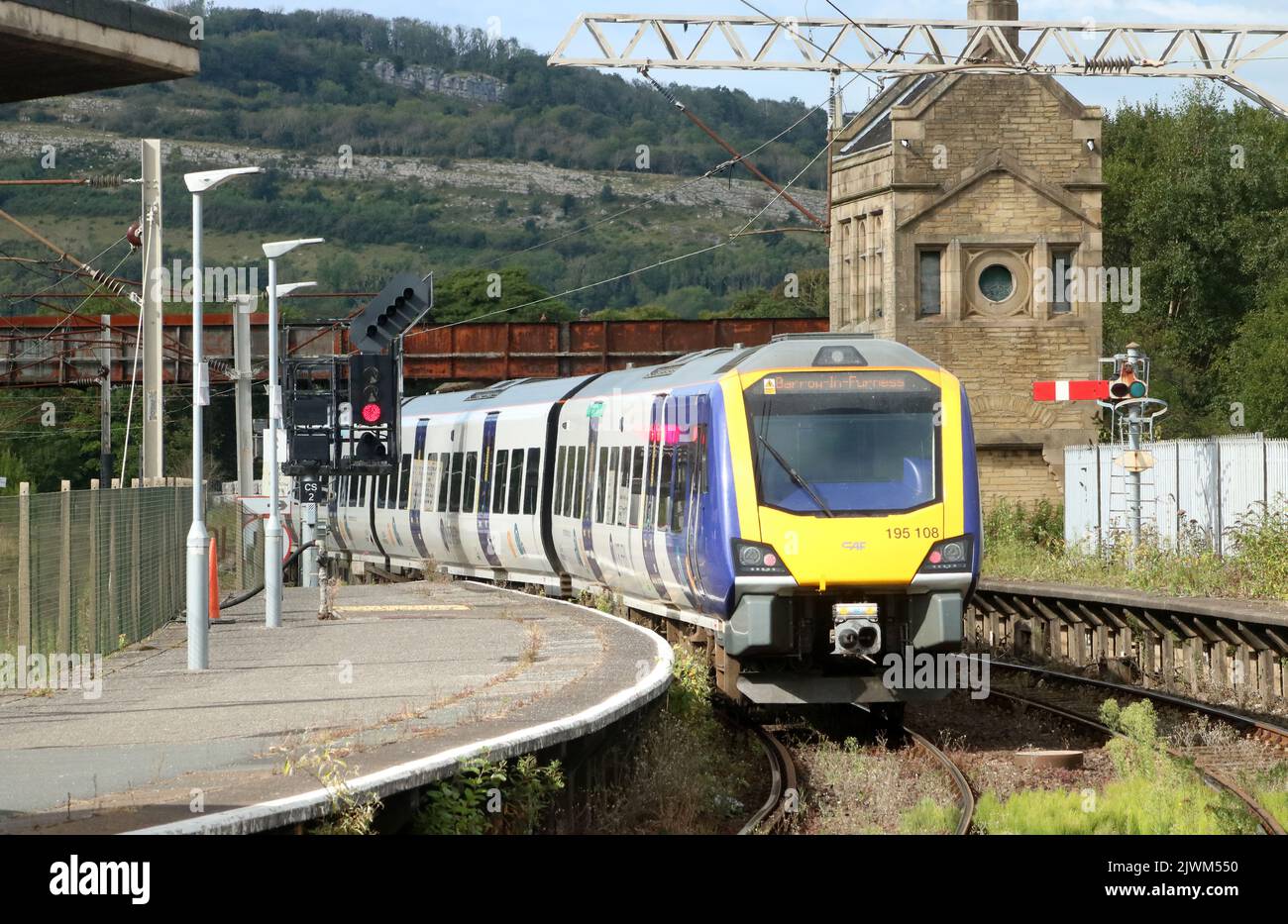 Nordzüge der Klasse 195 civity Diesel-Triebwagen verlassen den Bahnhof Carnforth mit Personenzug nach Barrow-in-Furness, 31.. August 2022. Stockfoto