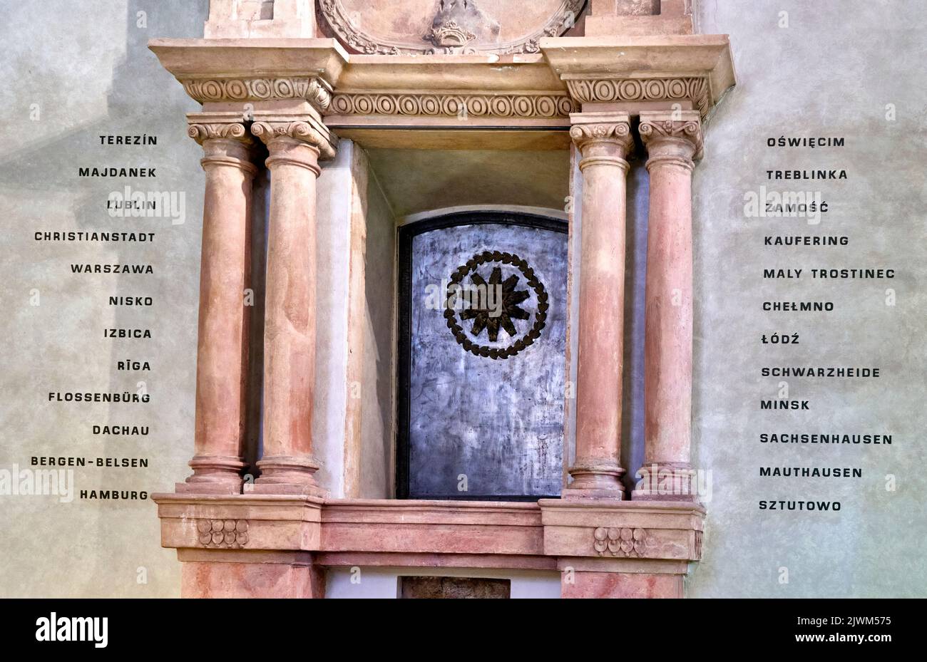 Prag, Tschechien, 29. August 2022: Holocaust-Mahnmal in der Pinkasova-Synagoge mit einer Liste der Konzentrationslager, in denen die Nazis Juden ermordeten. Stockfoto