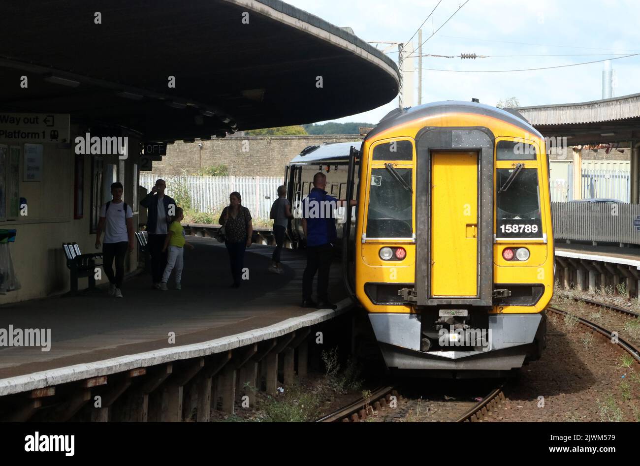 Northern Trains Express Sprinter dmu, Bahnhof Carnforth, Mittwoch, 31.. August 2022. Plattform hat das längste nicht unterstützte gekrümmte Dach im Land. Stockfoto