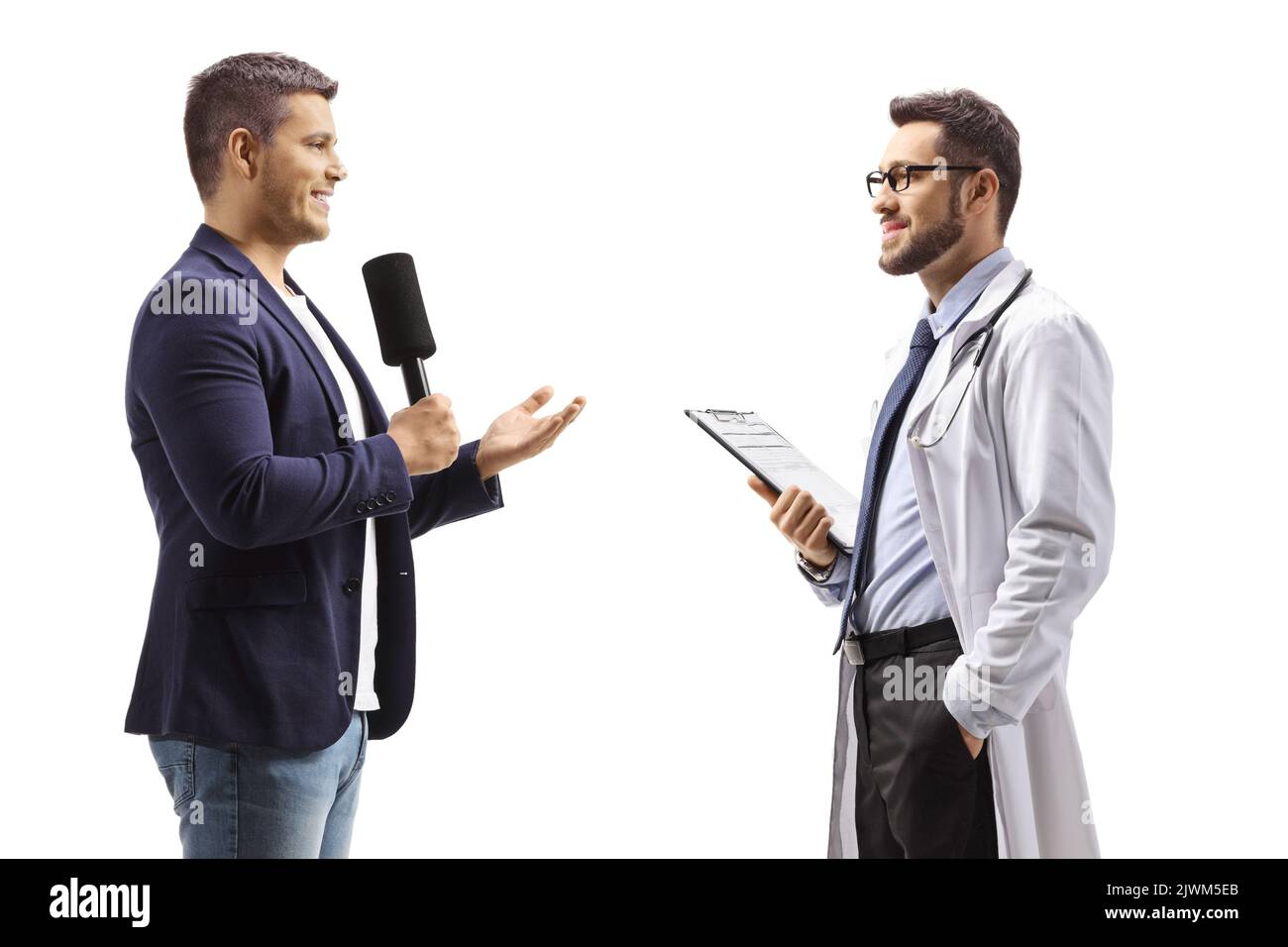 Männlicher Reporter interviewte einen Arzt isoliert auf weißem Hintergrund Stockfoto