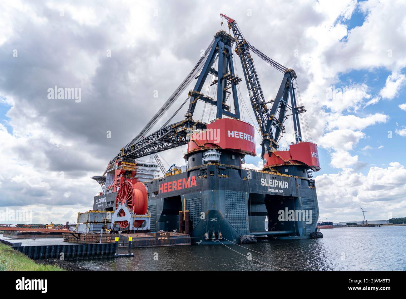 Petroleumhaven, der größte Schwimmkran der Welt, Heerema Sleipnir, aus Rotterdam, Niederlande, Stockfoto