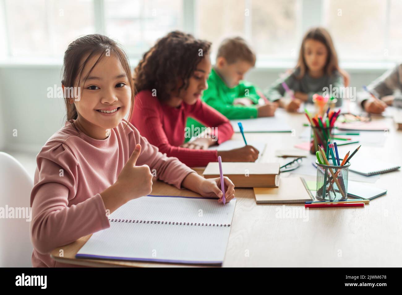 Asiatisch Schulmädchen Gestikulieren Daumen Nach Oben Lächelnd Nehmen Notizen Im Klassenzimmer Stockfoto
