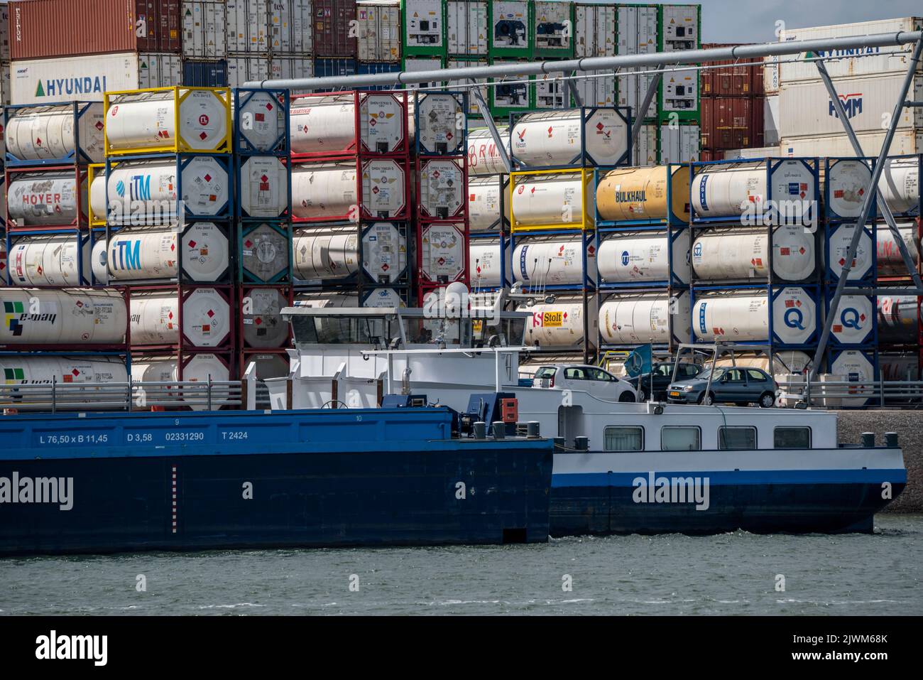 Europoort, Pernis, Containerlager in Rotterdam-Botlek, Standard-TEU-Behälter und Flüssigkeiten, Behälter für chemische Tanks, am Oude Maas-Kanal, Tanken Stockfoto