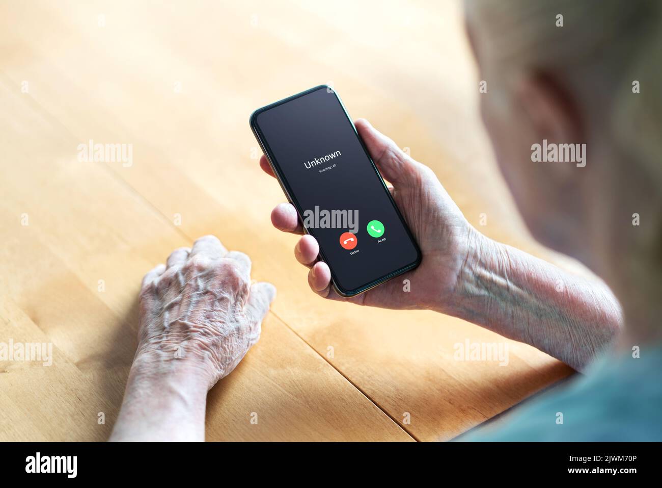 Telefonanruf an alte Frau von Betrug oder Betrug Anrufer. Ältester Senior antwortet auf unbekannte Nummer. Smartphone-Betrüger oder Mobile-Hoax, Wels oder Phishing. Stockfoto