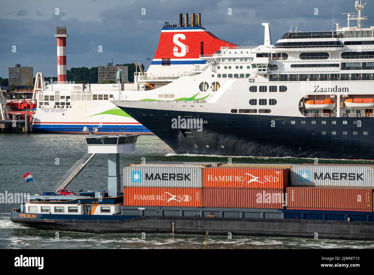 Schifffahrt auf der Maas, Höhe Hoek van Holland, Kreuzschiff Zaandam