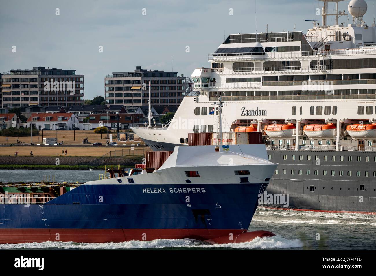 Schifffahrt auf der Maas, Höhe Hoek van Holland, Stena Line Fähre Hollandica, Fährverbindung nach Harwich in England, Frachter Helena Schepers, Stockfoto