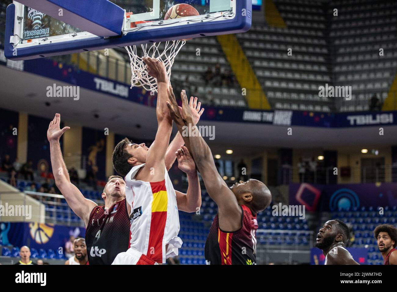 Tiflis, Georgien. 04. September 2022. Jaime Pradilla (C) aus Spanien und Kevin Tumba (R) aus Belgien im Einsatz am 4. Tag der Gruppe A der FIBA EuroBasket 2022 zwischen Spanien und Belgien in der Tbilisi Arena. Endergebnis; Spanien 73:83 Belgien. (Foto von Nicholy Muller/SOPA Images/Sipa USA) Quelle: SIPA USA/Alamy Live News Stockfoto