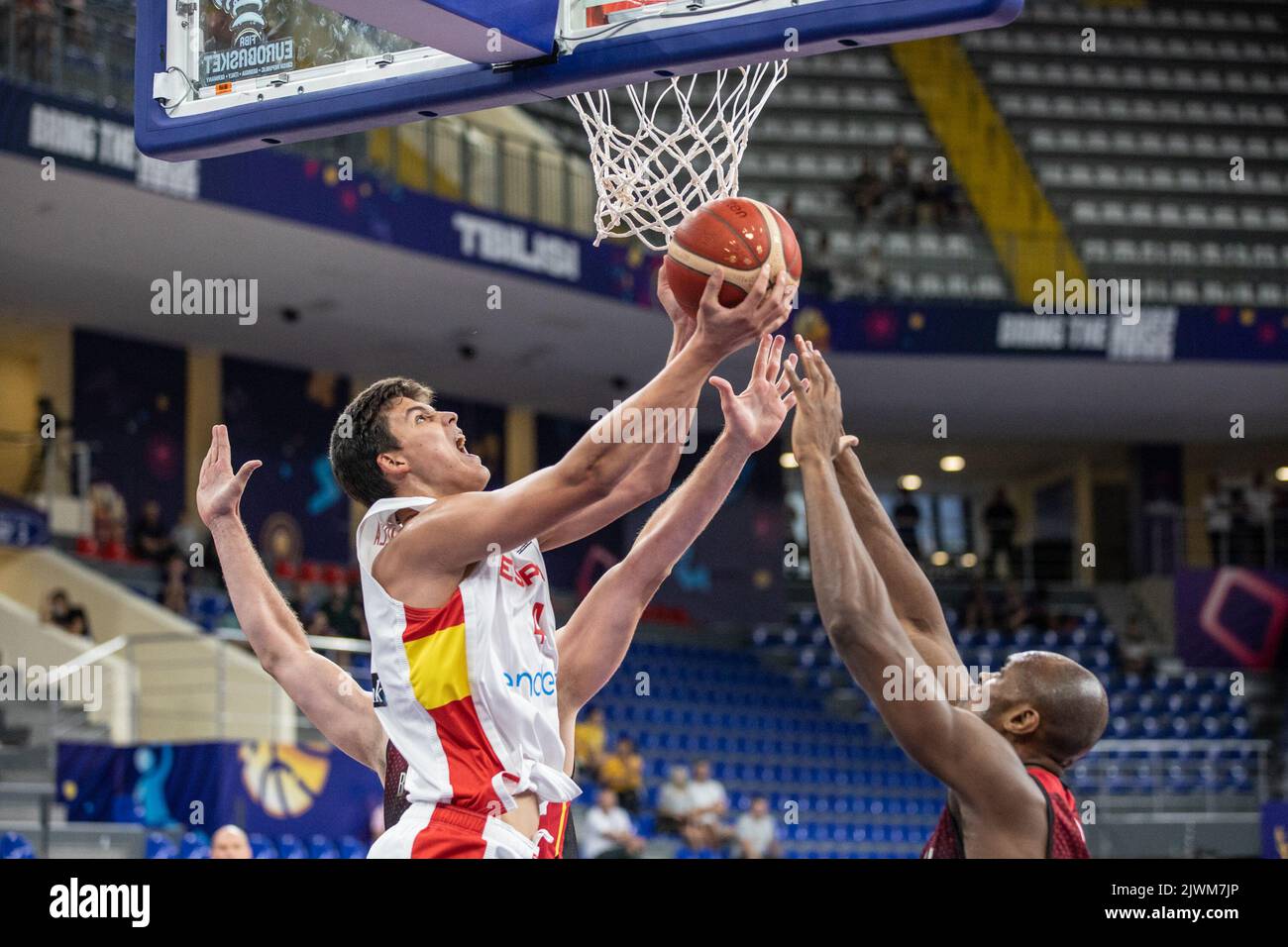 Tiflis, Georgien. 04. September 2022. Jaime Pradilla (L) aus Spanien und Kevin Tumba (R) aus Belgien im Einsatz am 4. Tag der Gruppe A der FIBA EuroBasket 2022 zwischen Spanien und Belgien in der Tbilisi Arena. Endergebnis; Spanien 73:83 Belgien. (Foto von Nicholy Muller/SOPA Images/Sipa USA) Quelle: SIPA USA/Alamy Live News Stockfoto