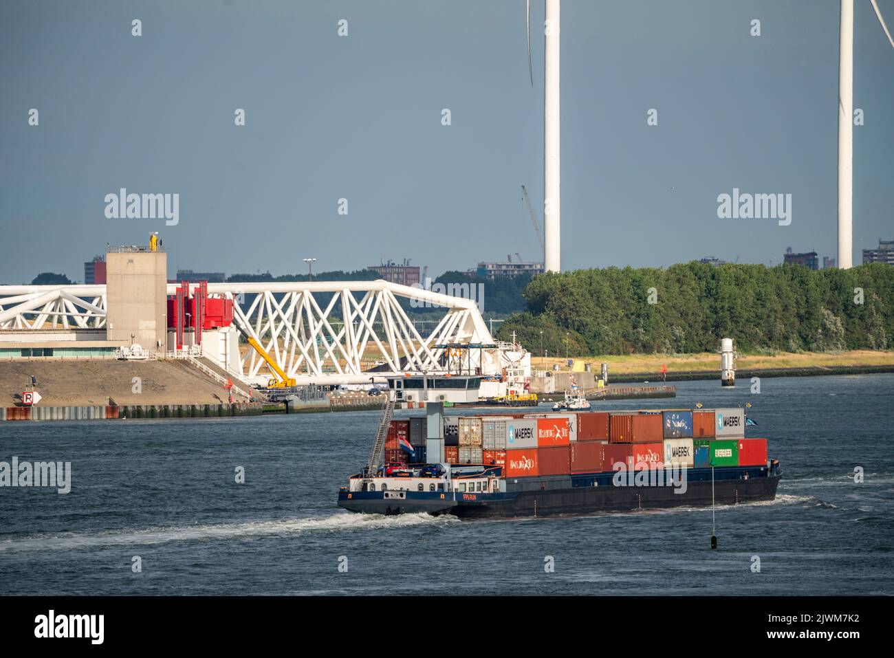 Schiffsverkehr auf der Maas, Höhe Hoek van Holland, Binnenfrachtschiff, Containerfrachter, vor dem Maeslantkering Sturmflutwehr bei t Stockfoto