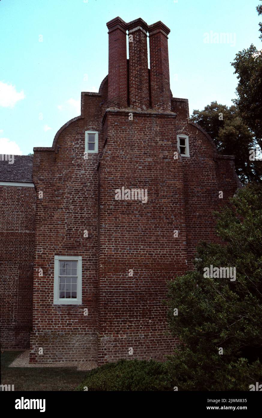 Surry VA USA 9/1993. Bacon’s Castle. Bacon's Castle, oder 'Allen's Brick House' oder das 'Arthur Allen House' befindet sich in Surry County, Virginia, USA. Es ist die älteste dokumentierte Ziegelwohnung in den heutigen Vereinigten Staaten. Es wurde 1665 erbaut und gilt als ein äußerst seltenes Beispiel jakobischer Architektur in der Neuen Welt. Das Haus wurde als "Bacons Burg" bekannt, weil es als Festung oder "Burg" von den Anhängern von Nathaniel Bacon während der Rebellion von Bacon im Jahr 1676 besetzt wurde. Im Gegensatz zur populären Folklore lebte Bacon jedoch nie in Bacons Schloss. Stockfoto