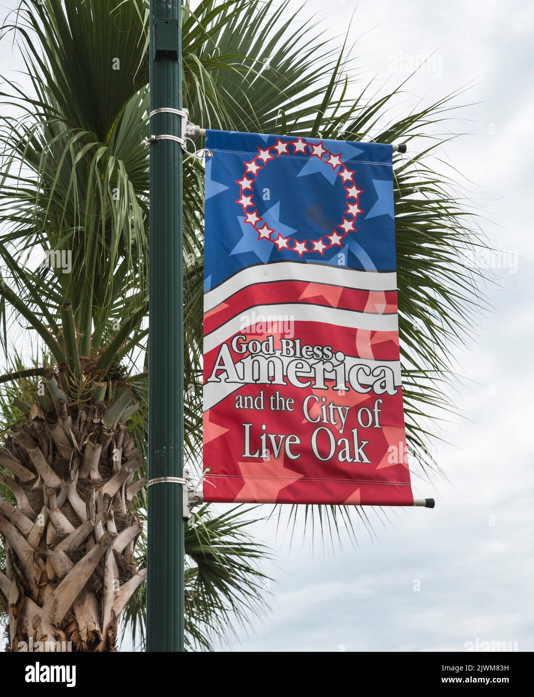 Straßenbanner in der Stadt Live Oak, Florida, in der Nähe des Suwannee River in Nord-Florida. Stockfoto
