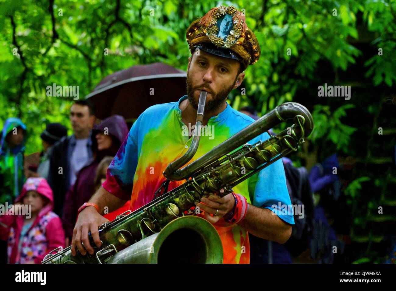 Mr. Wilsons Second Liners-Saxophonist trat während des Harrogate Carnival in den Valley Gardens, Harrogate, North Yorkshire, England, UK auf. Stockfoto