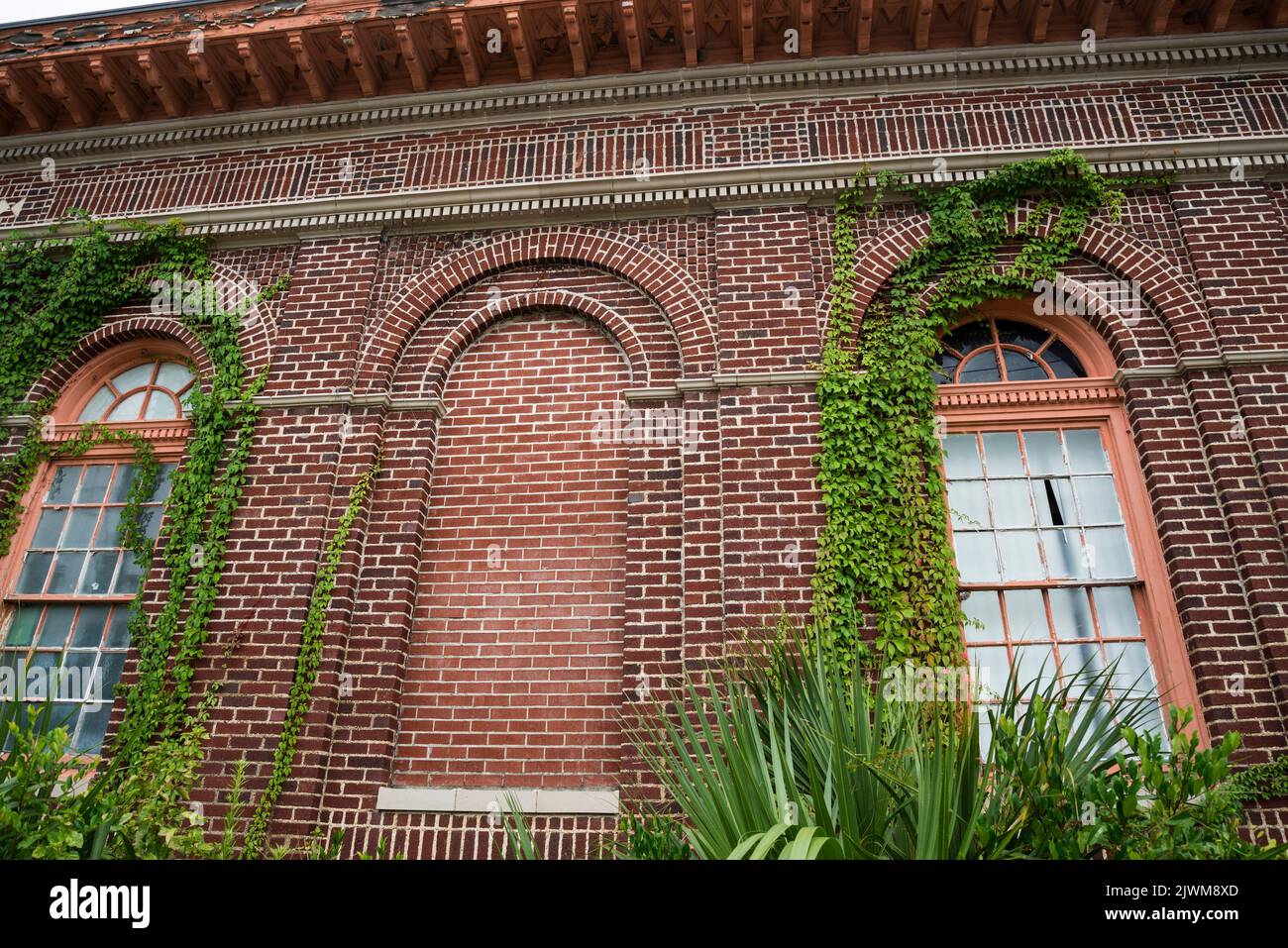 Live Oak, Florida in der Nähe des Suwannee River in North Florida. Hier ist das historische Live Oak Postamt, das 106 Jahre alt ist und jetzt zum Verkauf steht. Stockfoto