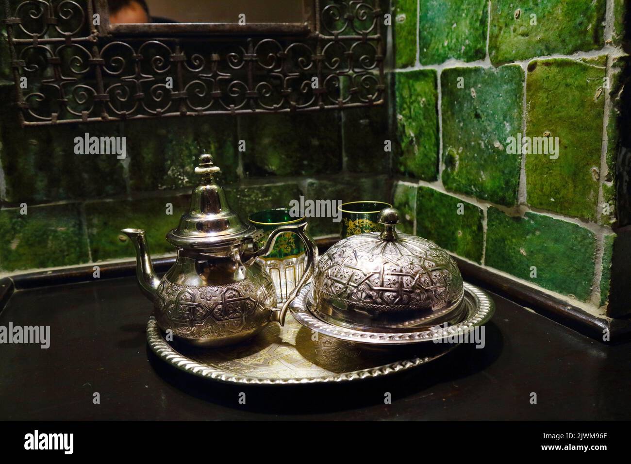 Marokkanische Silber Teekannen, Tablett und Hochplateau-Set. Serviert marokkanischen Minztee. Stockfoto