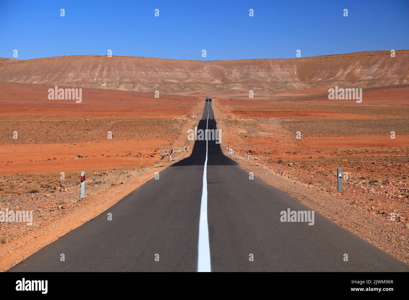 Marokkanische Wüstenstraße in der Provinz Ouarzazate. Gerade Straße. Stockfoto