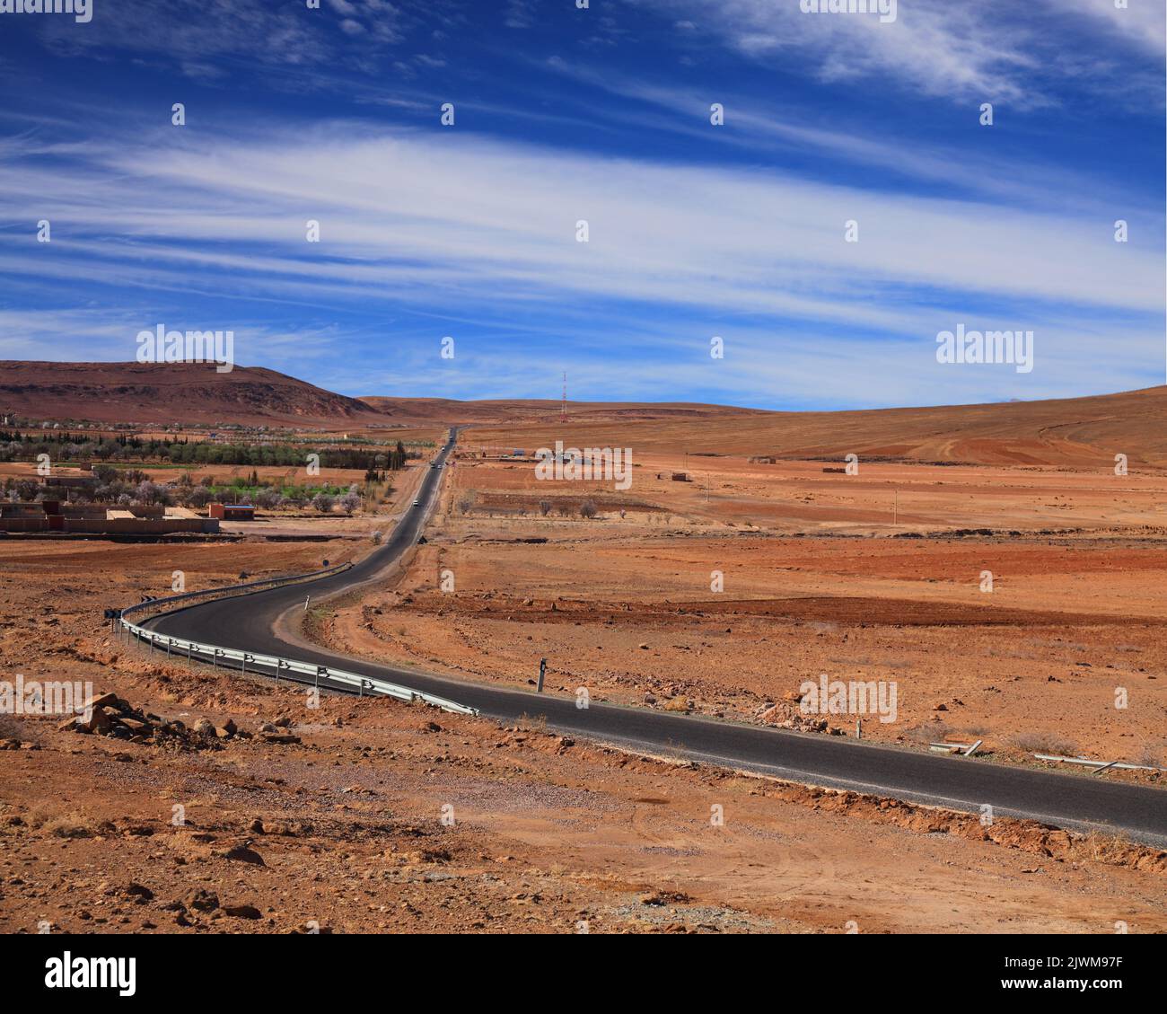 Marokkanische Wüstenstraße in der Provinz Ouarzazate. Straßenverlauf. Stockfoto